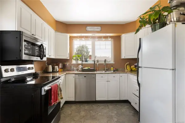 1730 Christmas Ave, Saanich, BC V8P 2X9
