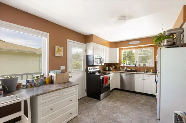 1730 Christmas Ave, Saanich, BC V8P 2X9