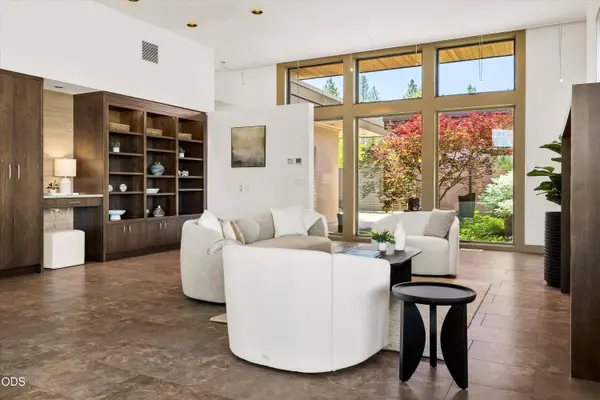 19015 Park Commons DR, Bend, OR 97703