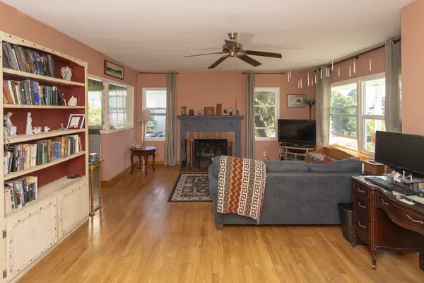 La Crescenta, CA 91214-2023,2939 Santa Carlotta St