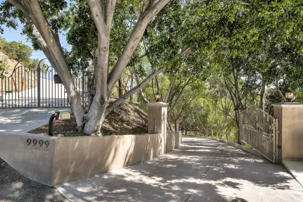 9999 Wornom Ave, Sunland, CA 91040-1549