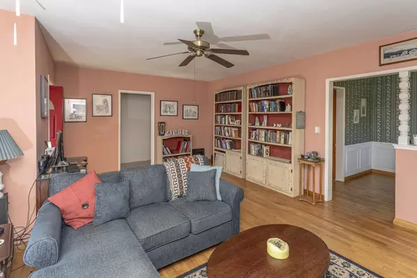 2939 Santa Carlotta St, La Crescenta, CA 91214-2023