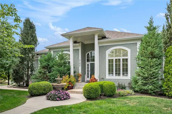 21430 W 112th TER, Olathe, KS 66061