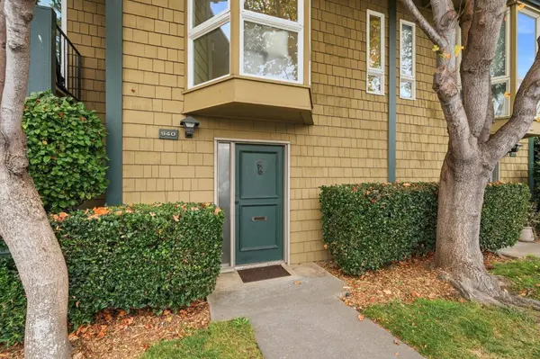 940 Peninsula AVE