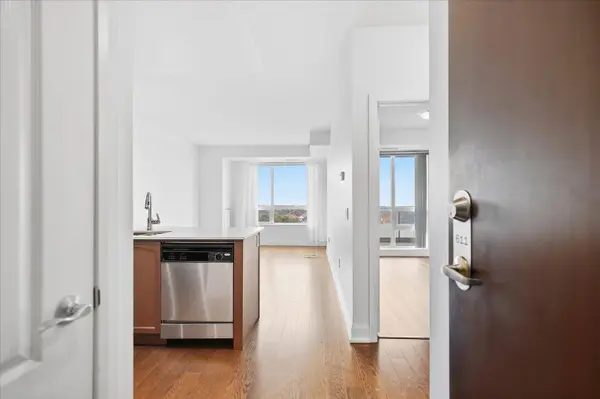 2470 Prince Michael DR #611, Oakville, ON L6H 0G9