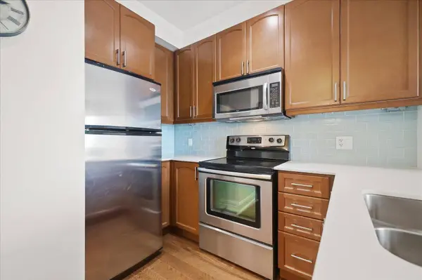 2470 Prince Michael DR #611, Oakville, ON L6H 0G9