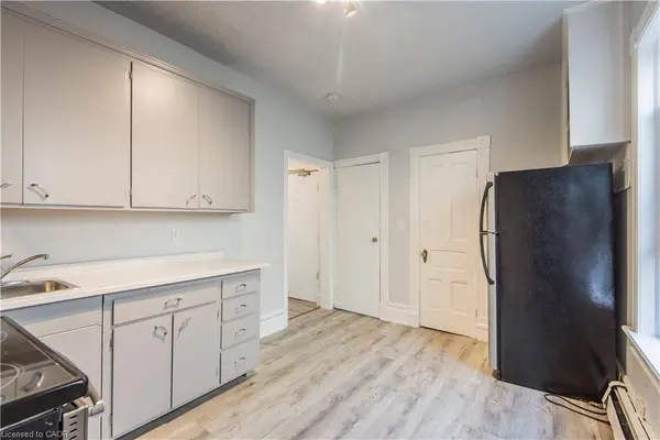 71 Wellington Street N #1, Kitchener, ON N2H 5J5