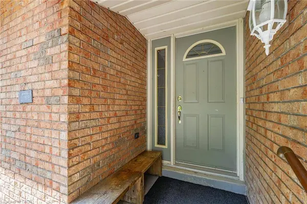 31 Mulberry Lane, Waterloo, ON N2L 5L4