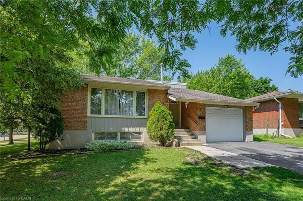 31 Mulberry Lane, Waterloo, ON N2L 5L4