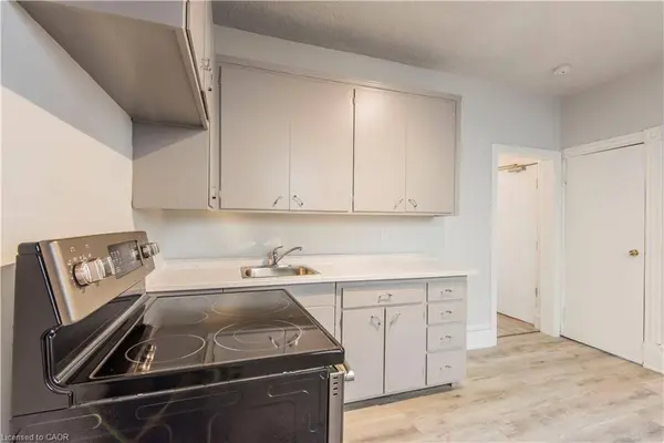 71 Wellington Street N #1, Kitchener, ON N2H 5J5
