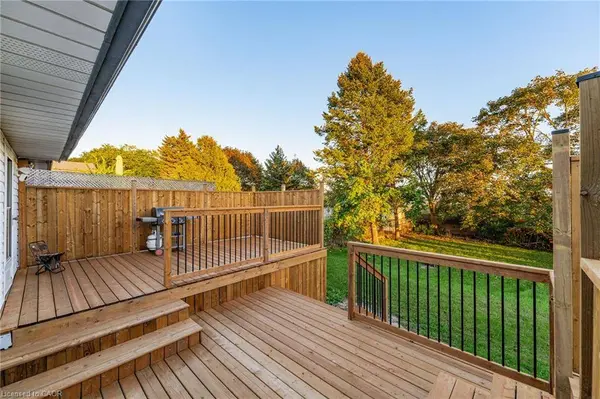 121 Southwood Drive, Kitchener, ON N2E 2J1