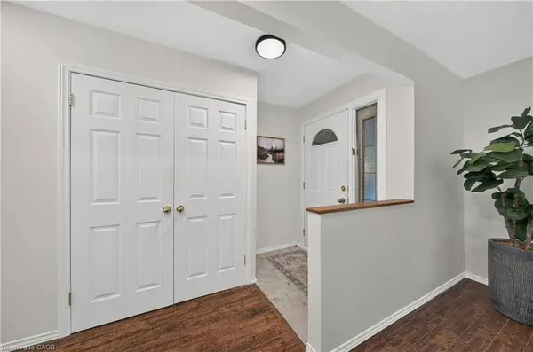 31 Mulberry Lane, Waterloo, ON N2L 5L4
