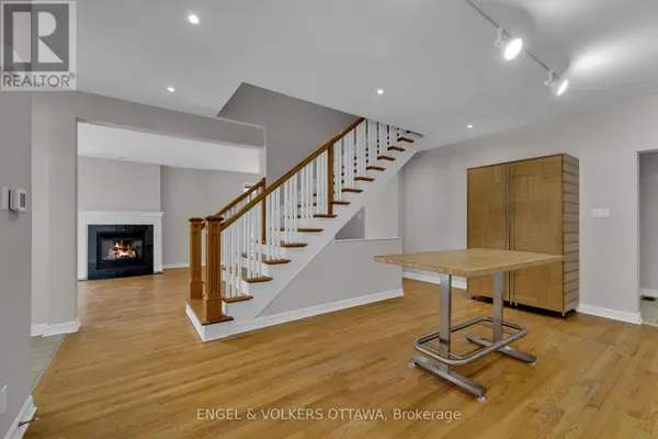145 MANORHILL PRIVATE, Ottawa, ON K1H2J3