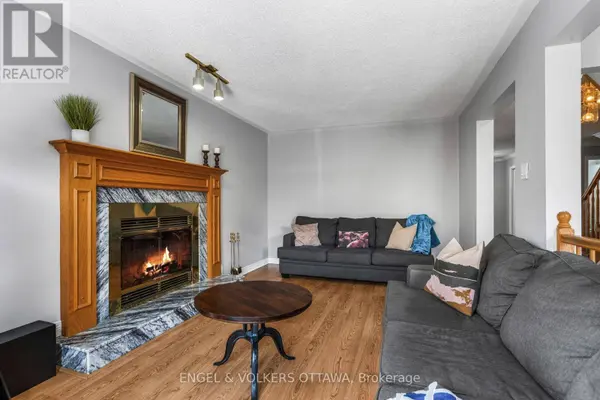17 HUNTERSWOOD CRESCENT, Ottawa, ON K1G5V1