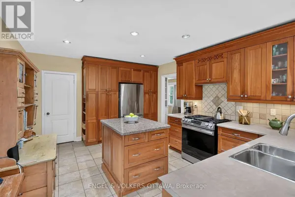 250 FAIRCREST ROAD, Ottawa, ON K1H5E1