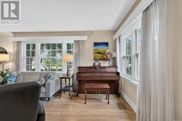 250 FAIRCREST ROAD, Ottawa, ON K1H5E1