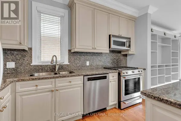 108 MANORHILL PRIVATE, Ottawa, ON K1H2J4