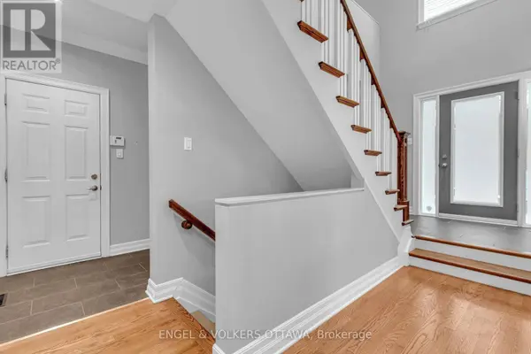 108 MANORHILL PRIVATE, Ottawa, ON K1H2J4