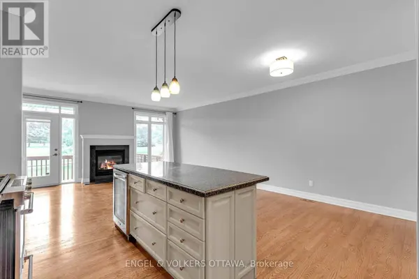 108 MANORHILL PRIVATE, Ottawa, ON K1H2J4