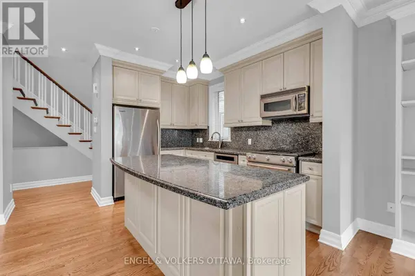 108 MANORHILL PRIVATE, Ottawa, ON K1H2J4