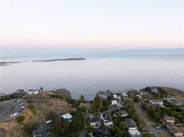 52 Maquinna St, Oak Bay, BC V8S 2J4