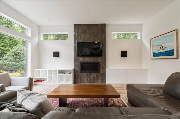 52 Maquinna St, Oak Bay, BC V8S 2J4