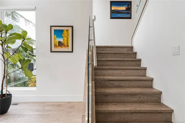 52 Maquinna St, Oak Bay, BC V8S 2J4