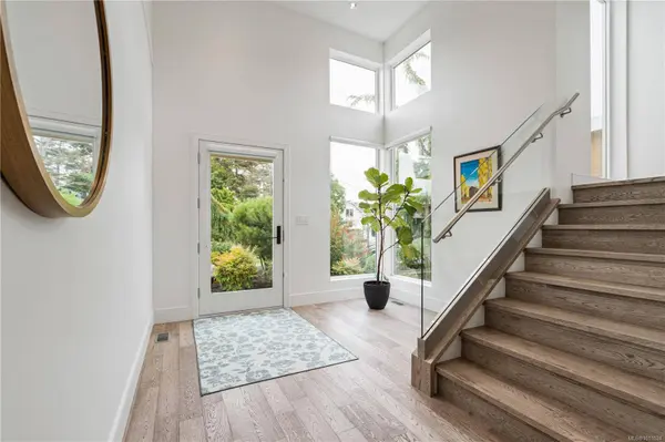 52 Maquinna St, Oak Bay, BC V8S 2J4