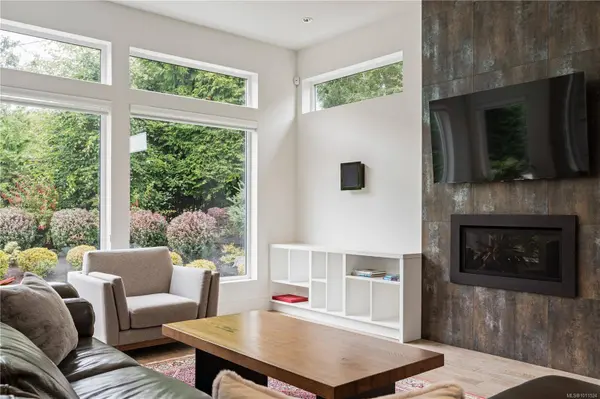 52 Maquinna St, Oak Bay, BC V8S 2J4