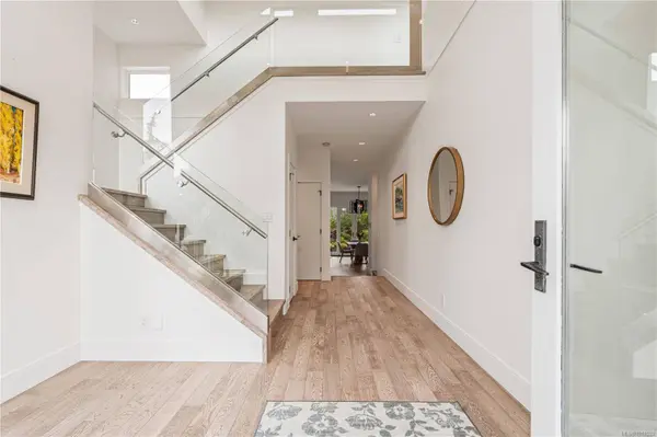 52 Maquinna St, Oak Bay, BC V8S 2J4