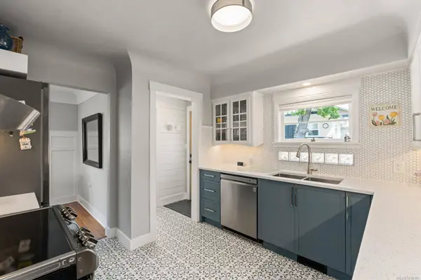 727 Craigflower Rd, Victoria, BC V9A 2W6