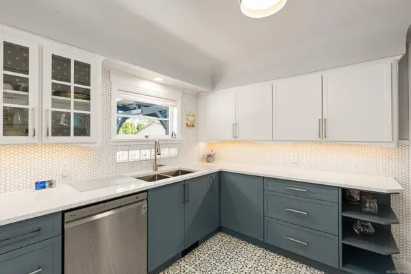 727 Craigflower Rd, Victoria, BC V9A 2W6