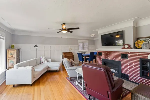 727 Craigflower Rd, Victoria, BC V9A 2W6