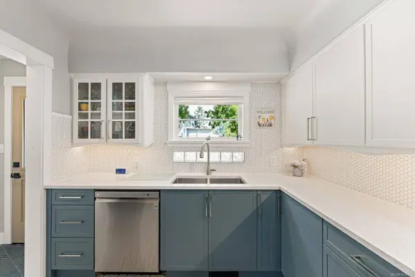 727 Craigflower Rd, Victoria, BC V9A 2W6