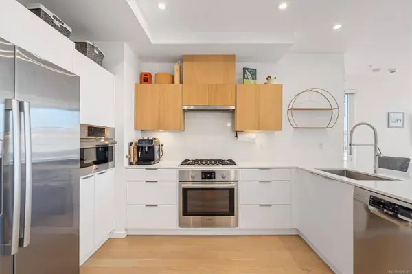 1720 Fairfield Rd #105, Victoria, BC V8S 1G3