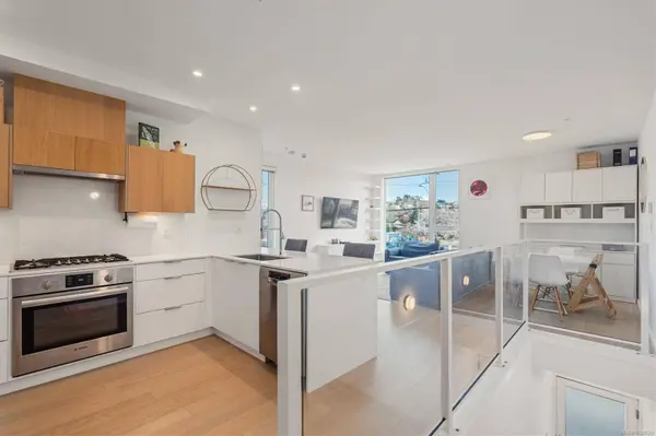 1720 Fairfield Rd #105, Victoria, BC V8S 1G3