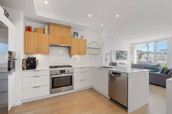 1720 Fairfield Rd ##105, Victoria, BC V8S 1G3