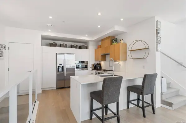 1720 Fairfield Rd ##105, Victoria, BC V8S 1G3