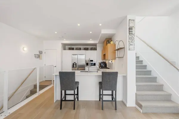 1720 Fairfield Rd ##105, Victoria, BC V8S 1G3