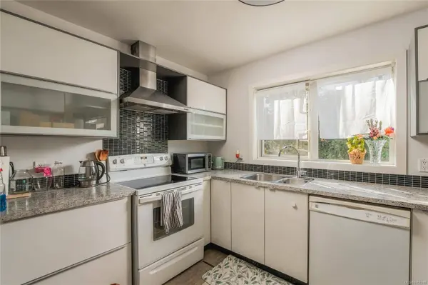 3230 Glasgow Ave ##203, Saanich, BC V8X 1M2