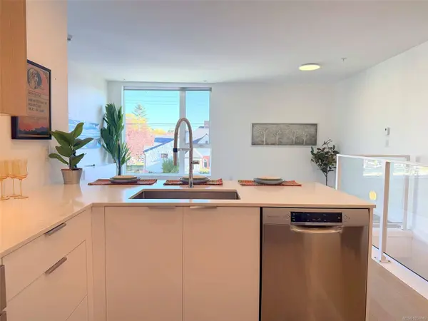 1720 Fairfield Rd ##105, Victoria, BC V8S 1G3