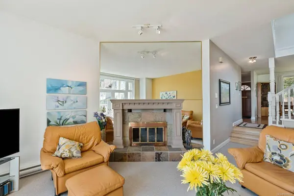 211 Robert St #40, Victoria, BC V9A 3X2