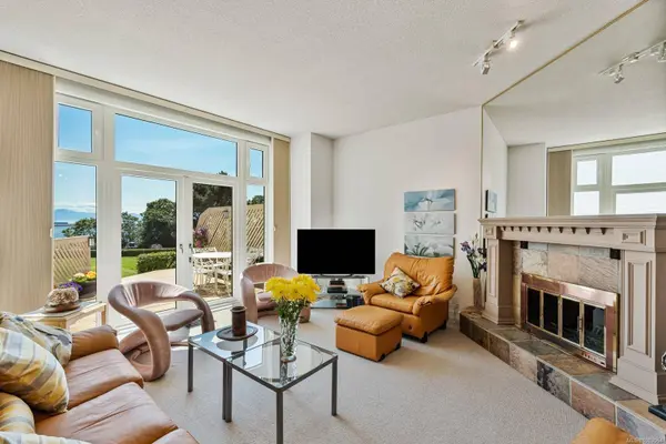 211 Robert St #40, Victoria, BC V9A 3X2