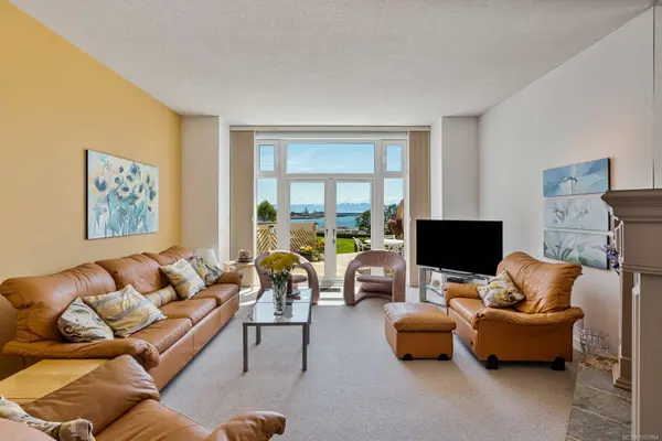 211 Robert St #40, Victoria, BC V9A 3X2