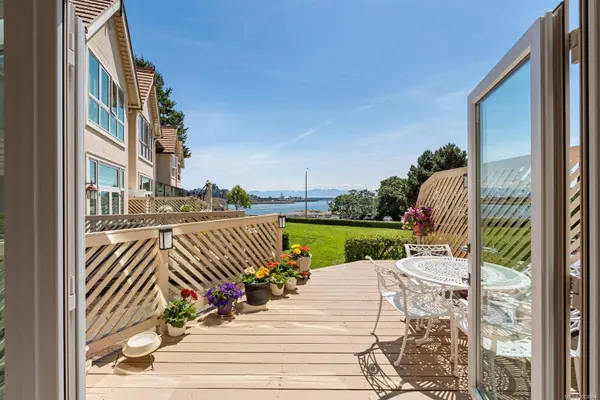 211 Robert St #40, Victoria, BC V9A 3X2