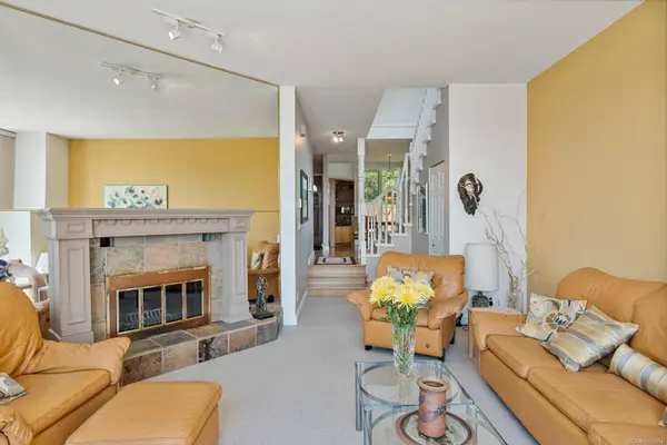 211 Robert St #40, Victoria, BC V9A 3X2