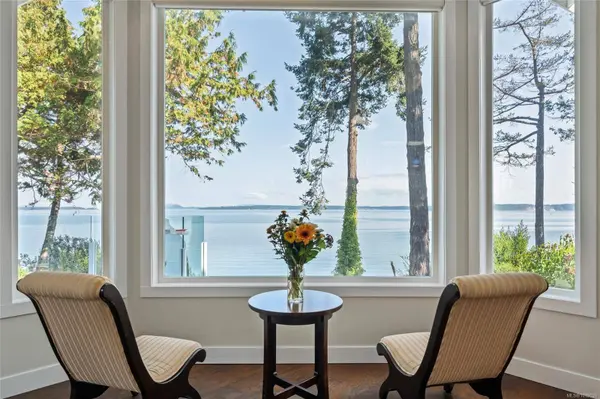 9055 Lochside Dr, North Saanich, BC V8L 1N1