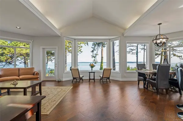 9055 Lochside Dr, North Saanich, BC V8L 1N1