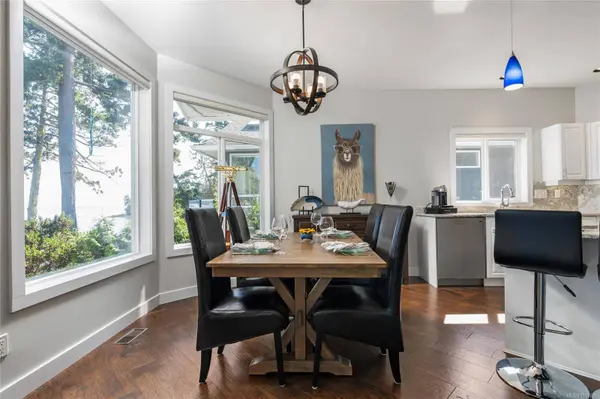 9055 Lochside Dr, North Saanich, BC V8L 1N1