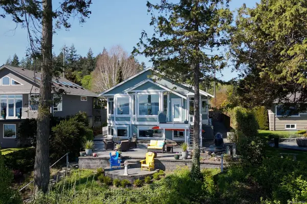 9055 Lochside Dr, North Saanich, BC V8L 1N1